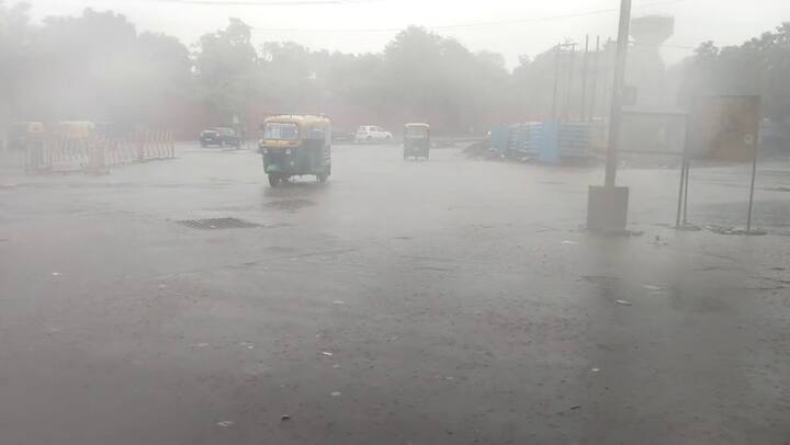 ભારતીય હવામાન વિભાગ (IMD) દ્વારા ગુજરાત માટે આગામી 3 કલાક માટે 'નાઉકાસ્ટ' જાહેર કરવામાં આવ્યો છે. આ આગાહી મુજબ, રાજ્યના મોટાભાગના જિલ્લાઓમાં હળવાથી મધ્યમ વરસાદ થવાની સંભાવના છે, જ્યારે કેટલાક વિસ્તારોમાં હળવો વરસાદ રહેશે. આ સમયગાળા દરમિયાન પવનની ગતિ 40 કિલોમીટર પ્રતિ કલાક સુધી પહોંચી શકે છે.