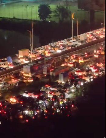 खरंतर या रस्त्यात तिसऱ्या लेनसाठी बाधीत होणाऱ्या भूमीपुत्रांना मोबदला दिला तर किमान तिसरी लेन ताब्यात घेऊन त्यावर काँक्रीटीकरण करून रस्ता रुंद केल्यास थोडातरी दिलासा मिळू शकतो, परंतु या लोकांनी MMRDA व MSRDC ला पण भिकेला लावली आहे व त्यामुळे मोबदला देण्यासाठी यांच्याकडे पैसे नाहीत. एकंदरीतच वाहतुक शाखा व पालिका प्रशासन सुद्धा यावर ज्याप्रकारे थंड बसून आहेत त्यावरून त्यांच्यावरही दबाव असल्याचे स्पष्ट होत आहे, असं राजू पाटील यांनी सांगितले.