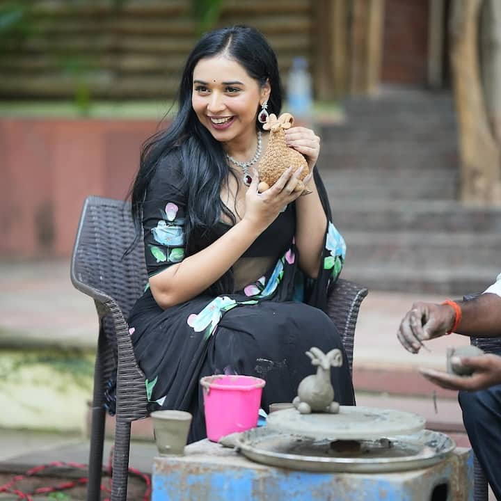 तान्या बहुत कम उम्र में ही करोड़पति बन चुकी हैं. उनका खुद का एक ‘हैंडमेड विथ लव बाय तान्या’ के नाम से ब्रांड है. इसमें वो हैंडबैग, हैंडकफ्स और साड़ी सेल करती हैं.