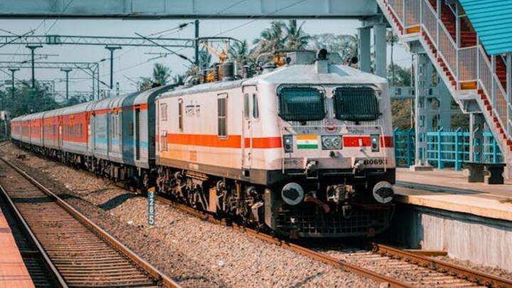 वहीं डीजल इंजन की अगर बात करें तो इसकी लागत लगभग 10 से 12 करोड़ रुपये होती है. आजकल ज्यादातर ट्रेनें इलेक्ट्रिक इंजन से चल रही हैं, क्योंकि ये पर्यावरण के लिए बेहतर और ज्यादा किफायती होती हैं.