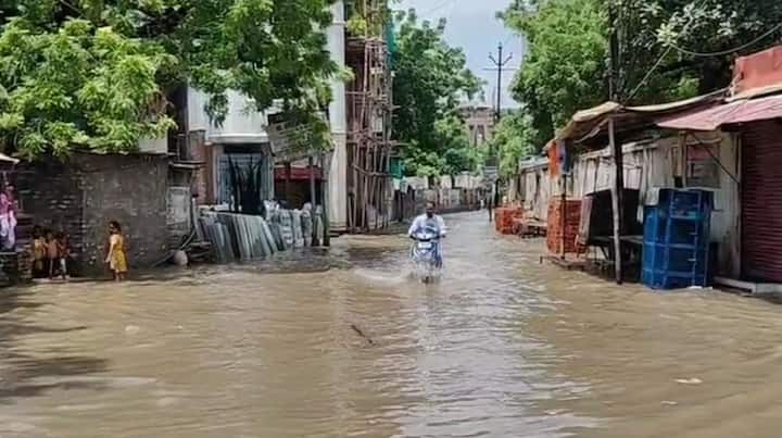 काशी हिंदू विश्वविद्यालय गेट, सामने घाट, कोदई चौकी, सरैयां जैसे क्षेत्र में पानी लगने की वजह से आम जनजीवन प्रभावित होता नजर आया. चारों तरफ जलभराव होने के बीच लोगों का जीना दुश्वार है. इस तरह की परिस्थितियां शहर प्रशासन पर सवालिया निशान खड़े कर रही हैं.