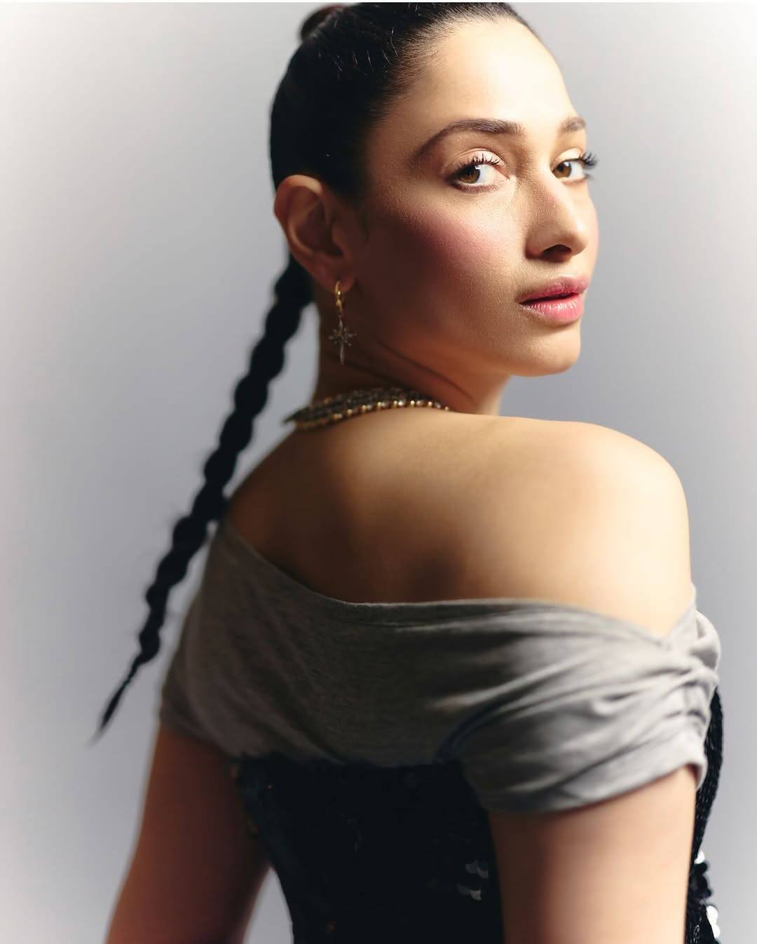 In this picture, Tamannaah is seen in a silver-gray off-shoulder dress. In this look, he has tied the hair in a long peak and posted a little back towards the camera. His style looks quite elegant and classy, in which his natural beauty and soft makeup is further enhancing the skin tone.