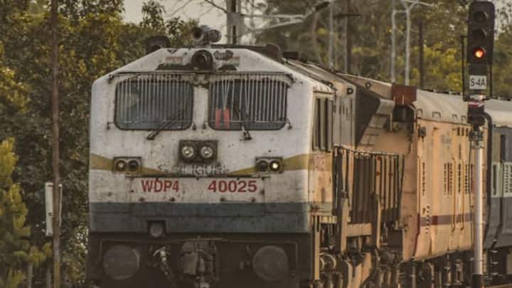 भारतीय रेलवे में ज्यादातर ट्रेनें एलएचबी कोच से बनने लगी हैं, जो पहले की आईसीएफ कोच से ज्यादा सुरक्षित और तेज मानी जाती हैं. एक एलएचबी डिब्बा बनाने में करीब 2.5 से 3 करोड़ रुपये का खर्च आता है.