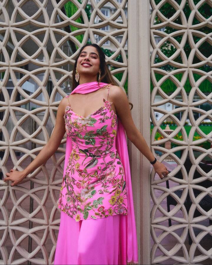 Fans gathered to catch glimpses of the actors and clicked pictures during the event.