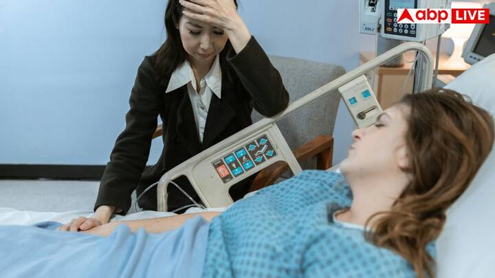 कई लोग आखिरी समय में आंखें बंद रखते हैं या ऐसा लगता है जैसे कहीं और देख रहे हों. यह शरीर का स्वाभाविक बदलाव है.