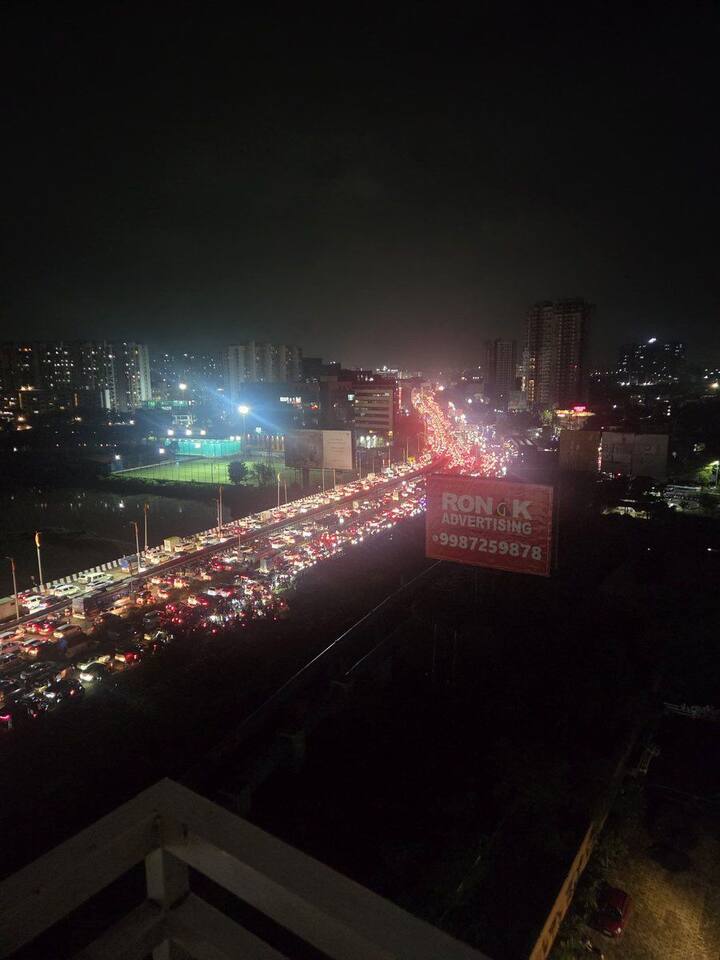 कल्याण-शीळ रोडवरील वाहतूक कोंडीला एकमेव कारण आहे ते म्हणजे या रस्त्यावर असलेल्या 3-4 मोठ्या बिल्डरांचे फ्लॅट्स विकले जावे म्हणून सुरू असलेले मेट्रोचे काम. खरंतर 22 किमी लांबीच्या या मेट्रोसाठी कल्याण-शीळ रस्ता सोडला तर मानपाडा प्रिमियर ते तळोजा पर्यंतचे उरलेले 16/17 किमी चे भूसंपादन देखील झाले नाही.अशावेळी फक्त या बिल्डरांच्या फायद्यासाठी स्वत:ला इम्फ्रामॅन संबोधवणारा बबड्या भाऊ हे काम हट्टाने सुरू ठेवण्यासाठी दबाव टाकत असल्याच्या चर्चा आहेत, असं राजू पाटील म्हणाले.