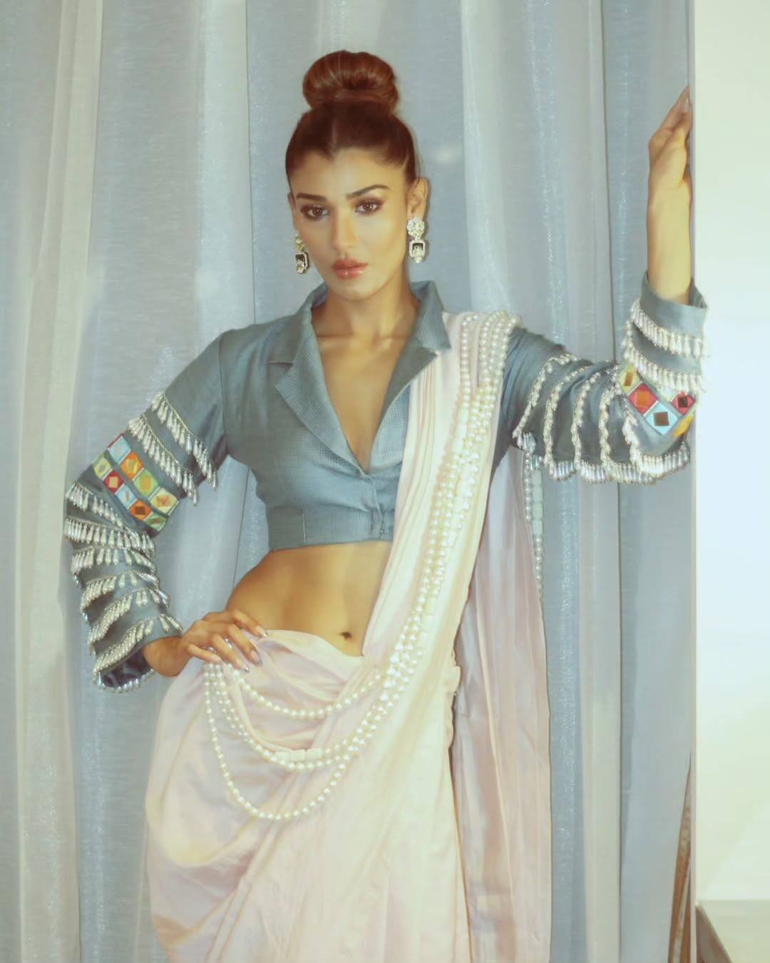 Nehal Chudasama has achieved her own place in her talent and hard work in the industry. Hasina started her career with modeling and also became a part of many beauty pageants. Along with Khushburati, he has made everyone his admirer with his fitness.