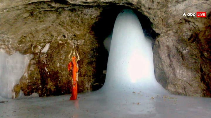 स्वयंभू लिंग, जो स्वयं प्रकट होता है और मानव निर्मित नहीं है. यह शिवलिंग गुफा, नदी या मंदिर में पाया जाता है. इसे प्राकृतिक रूप से सबसे शक्तिशाली और पवित्र माना जाता है. महाकालेश्वर, केदारनाथ, अमरनाथ और पंचभूत लिंग इसके उदाहरण हैं.