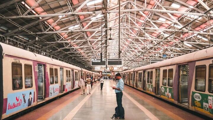 लेकिन अगर ट्रेन में सीट खाली न हो तो टीटीई यात्री को सीट अलाॅट नहीं करता हैं. ऐसे में फिर यात्री को बिना सीट के ही पूरा सफर करना पड़ सकती है. यानी प्लेटफार्म टिकट से ही आप सीधे ट्रेन में सफर नहीं कर सकते हैं. नियमों के मुताबिक जुर्माना भरकर और टिकट कटवाकर सफर किया जा सकता है.