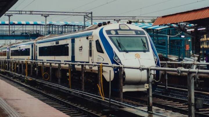 ऐसे में अगर ट्रेन में 20 डिब्बे हैं तो सिर्फ कोच पर ही लगभग 50 से 60 करोड़ रुपये खर्च हो जाते हैं. ट्रेन का दिल उसका इंजन होता है. इलेक्ट्रिक इंजन बनाने में करीब 12 से 15 करोड़ रुपये का खर्च आता है.