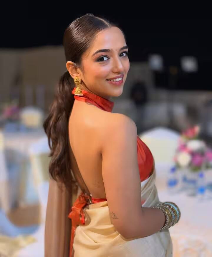 अहसास चन्नाचे इंस्टाग्रामवर 3.7 मिलियन फॉलोअर्स आहेत, जे तिला खूप आवडतात. या अभिनेत्रीचं एक यूट्यूब चॅनेल देखील आहे, ज्यावर ती कंटेंट शेअर करत असते.