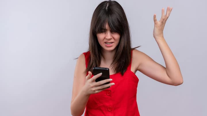 फोन में ब्लास्ट का एक और कारण ये भी है कि अगर फोन का बैक कवर मोटा है या उसमें नोट, कार्ड जैसी चीजें रखी गई हैं तो भी गर्मी बढ़ सकती है.