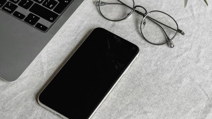 जैसे अगर दोनों फोन चार्जिंग पर हैं और एक साथ सटाकर रखे गए हैं, तो गर्मी बढ़ने की संभावना हो सकती है. स्मार्टफोन चार्जिंग के दौरान पहले से ही गर्म होते हैं और अगर दो फोन एक-दूसरे के ऊपर रखे हों, तो गर्मी बाहर निकलने में दिक्कत हो सकती है.