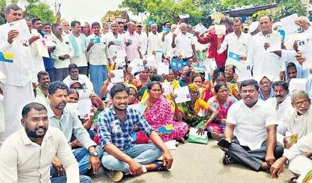 Telangana Urea Scarcity: తెలంగాణ రాజకీయాల్లో యూరియా వార్! రైతులను ముంచుతుంది ఎవరు?