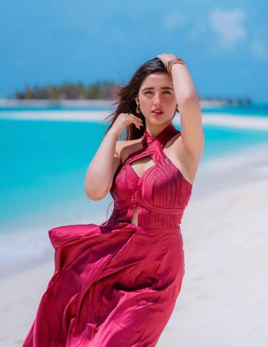 Ashnoor Kaur is amazing in a maroon color outfit on the sea shore. The actresses are also amazing.