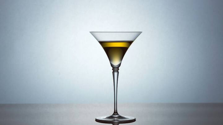 इतना ही नहीं दुबई में हाल ही में दुनिया का सबसे महंगा कॉकटेल बेचा गया. इस कॉकटेल की कीमत 36 लाख 40 हजार रुपये थी. दुबई की मॉडल और उद्यमी डायना अहादपुर ने दुबई के नहते रेस्तरां में हुई निलामी के बाद इसे खरीदा.