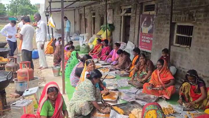 धाराशिव  जिल्ह्यामधून 12 हजार गाड्या गॅस, तांदूळ, तेल सर्व साहित्य घेऊन पंधरा दिवसाचे स्वयंपाकाच साहित्य घेऊन मुंबईकडे निघणार आहे. तर जिल्ह्यातून जवळपास 50 हजारांवर अधिक मराठा बांधव आंदोलनात सहभागी होणार, असा अंदाज आहे.