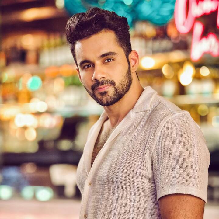 अभिषेक की पर्सनल लाइफ के बारे में बात करें तो उन्होंने 2017 में अपनी लॉन्ग-टर्म गर्लफ्रेंड आकांक्षा जिंदल संग सगाई की. उसी साल दिसंबर में उन्होंने शादी कर ली.