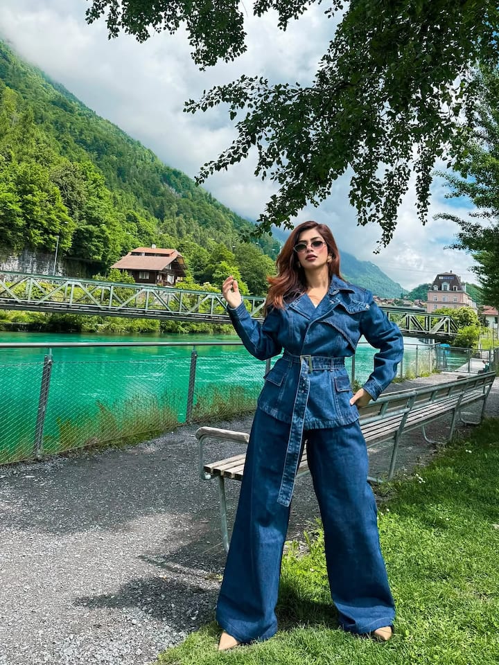In this look, Nagma is wearing a denim jacket and matching wide-foot pants. The belt on the waist is making their fittings more sharp. Open hair and sunglasses are making this look casual.