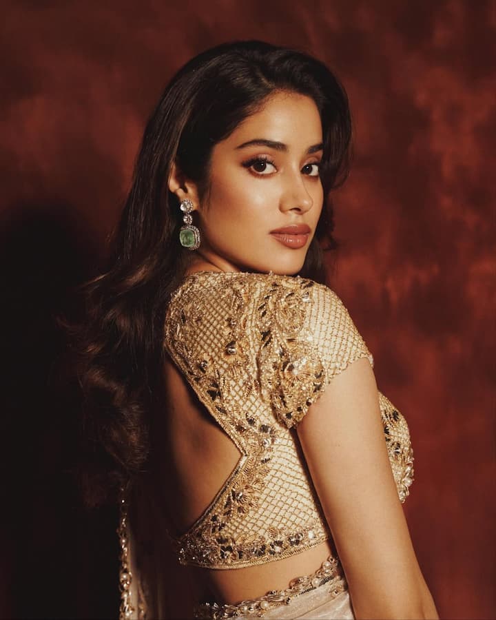 Jahnavi Kapoor's look looks quite royal and glamorous in a golden color heavy embroidery blouse. Deep back design is making this outfit even more stylish, which may be the perfect choice for the party or wedding season.