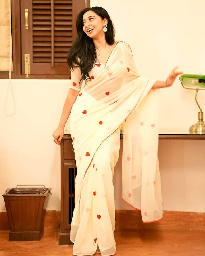 Tanya Mittal looks very beautiful in this white sari, she has given absolutely fresh inspiration with simple jewelery and open hairstyle.