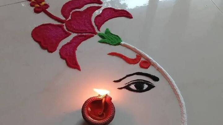 इस गणेश चतुर्थी पर आप गुड़हल गणपति रंगोली भी बना सकते हैं. लाल गुड़हल के फूल की डिजाइन से बनी यह गणपति रंगोली दिखने में भले ही कठिन लगे लेकिन इसे बनाना आसान है. बीच में गणेश जी की डिजाइन इसे और यूनिक बनाएगी.