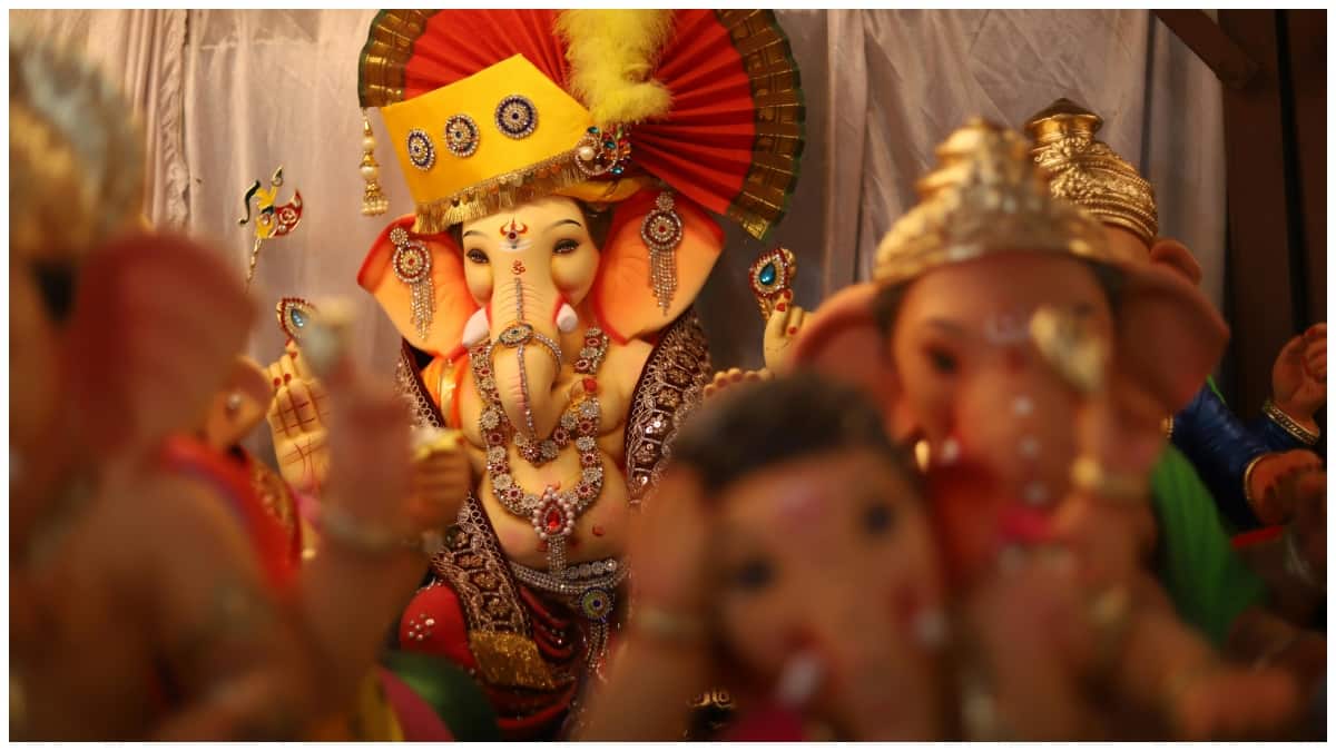 Vinayaka Chavithi 2025 Wishes : వినాయక చవితి శుభాకాంక్షలు 2025.. ఫేస్​బుక్, వాట్సాప్​లలో ఇలా విష్ చేసేయండి