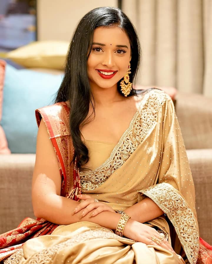 This look of Golden Sari, Simple Blouse and Classic Jewelery, Tanya is quite good inspiration. Open hair and Bindi added glamorous touch to his desi charm.