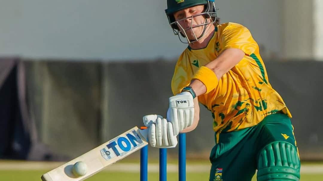 AUS vs SA 3rd ODI: डेवाल्ड ब्रेविस का छक्का बना कॉमेडी सीन, गेंद लेकर भागने लगा एक फैन, वीडियो वायरल aus vs sa 3rd odi dewald brevis massive six fan runs away with ball video viral AUS vs SA 3rd ODI: डेवाल्ड ब्रेविस का छक्का बना कॉमेडी सीन, गेंद लेकर भागने लगा एक फैन, वीडियो वायरल