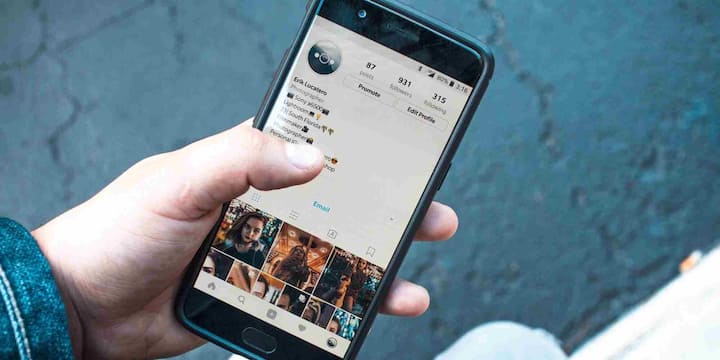 असल में मोबाइल कंपनियां अपने फोन को मार्केट में धकेलने के लिए दुकानदारों को अलग-अलग तरह के मार्जिन और इंसेंटिव देती हैं. जिन कंपनियों के फोन कम लोकप्रिय होते हैं या जिन्हें ज्यादा प्रमोट करना होता है, वे दुकानदारों को मोटा मुनाफा देती हैं ताकि वे ग्राहकों को वही फोन खरीदने के लिए मनाएं. वहीं जिन ब्रांड्स की मार्केट में पहले से मजबूत पकड़ है, वे दुकानदारों को कम मार्जिन देते हैं, क्योंकि उनके फोन वैसे ही आसानी से बिक जाते हैं.