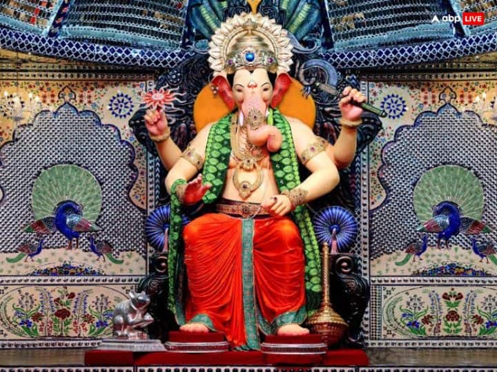 मुंबई के लालबाग इलाका मछुआरों की बस्ती हुआ करती थी. यहां के लोग लंबे समय से स्थायी बाजार की मांग कर रहे थे लेकिन वो पूरी नहीं हो पा रही थी. तमाम प्रयासों के बाद भी जब वह असफल रहे तो इन्हीं कामगारों और और स्थानीय लोगों ने मिलकर पहली बार यहां गणपति बप्पा की मूर्ति स्थापित की और उनसे मन्नत मांगी जो पूरी हुई.