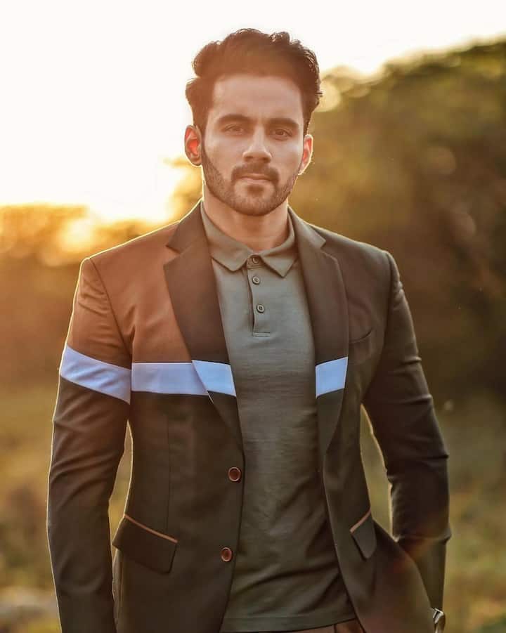 अभिषेक को स्टूडेंट ऑफ द ईयर 2, बबली बाउंसर और चंडीगढ़ करे आशिकी जैसी फिल्मों में भी देखा जा चुका है. एक्टर ने खुद की खास पहचान बनाई है.