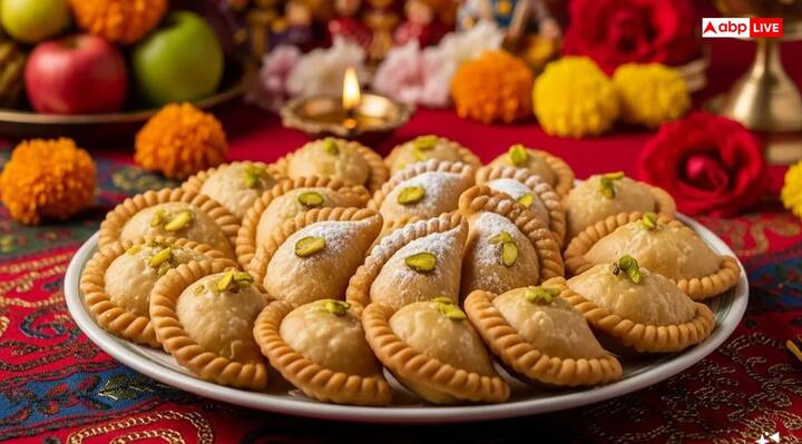 गुझिया- हरतालिका तीज की पूजा में प्रसाद के रूप में गुझिया जरूर चढ़ाया जाता है. कुछ लोग तो इसे तीज के पहले ही घर पर बनाकर तैयार कर लेते हैं. नारियल, मेवे, चीनी और मैदे आदि से बना गुझिया तीज के पारंपरिक भोग में एक है. कई जगह इसे पेड़किया या पेड़ुकिया भी कहा जाता है.