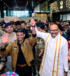 PICS: लखनऊ के लाल शुभांशु शुक्ला का भव्य स्वागत, स्कूली बच्चों का उत्साह चरम पर, जमकर हुई फूलों की बारिश