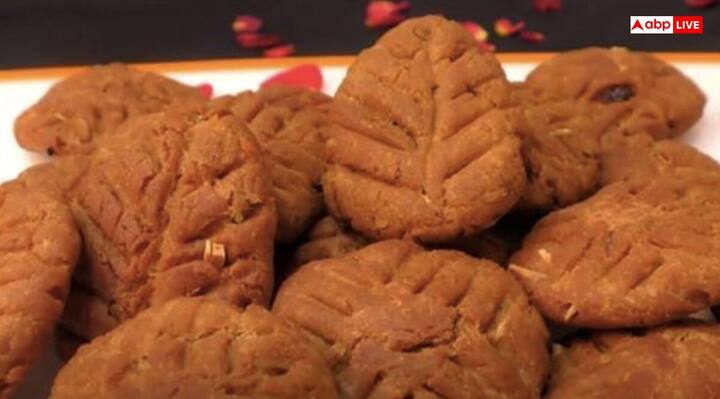 ठेकुआ- ठेकुआ का प्रसाद मुख्य रूप से छठ पर्व में चढ़ाया जाता है और यह बहुत लोकप्रिय भी है. लेकिन हरतालिका तीज की पूजा में ठेकुआ का प्रसाद चढाया जाता है. आटा, शुद्ध घी और गुड़ आदि से बना ठेकुआ हरतालिका तीज की पूजा में अर्पित करना बहुत शुभ माना जाता है. खास बात यह है कि, यह खाने में स्वादिष्ट होता है, हेल्दी होता है और आप लंबे समय तक इसे स्टोर करके भी रख सकते है.