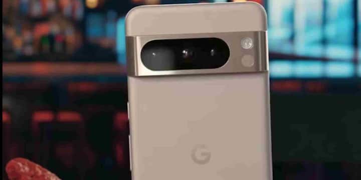 प्रीमियम फीचर्स से लैस Google Pixel 9 Pro आज भी दमदार स्मार्टफोन माना जाता है. इसमें 6.3 इंच का Super Actua LTPO OLED डिस्प्ले दिया गया है, जो 1280 × 2856 पिक्सल रेजोल्यूशन और 3000 निट्स तक की पीक ब्राइटनेस सपोर्ट करता है. डिस्प्ले की मजबूती के लिए इसमें Corning Gorilla Glass Victus 2 प्रोटेक्शन मौजूद है.