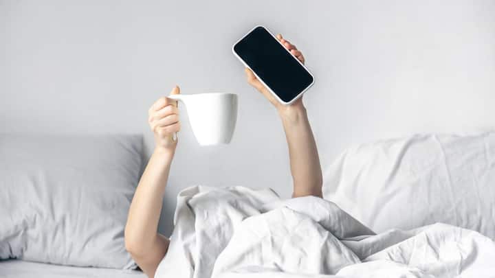 इससे ओवरहीटिंग की समस्या हो सकती है जो बैटरी के लिए हानिकारक हो सकती है. इसके अलावा फोन को तकिए के नीचे या ऐसी जगह रखना जहां हवा का प्रवाह कम हो खतरनाक हो सकता है.