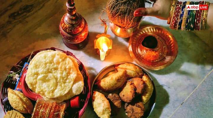 हरतालिका तीज पर्व का महत्व आध्यात्मिक और पौराणिक दोनों ही रूप से जुड़ा है. इस दिन पूजा में वैसे तो कई तरह की सामग्रियां शिव-पर्वती को अर्पित की जाती हैं. लेकिन कुछ ऐसे भोग हैं जोकि पारंपरिक होने के साथ ही बहुत लोकप्रिय भी है. हरतालिका तीज के दिन ये प्रसाद शिव-पार्वती को चढ़ाने का महत्व है.