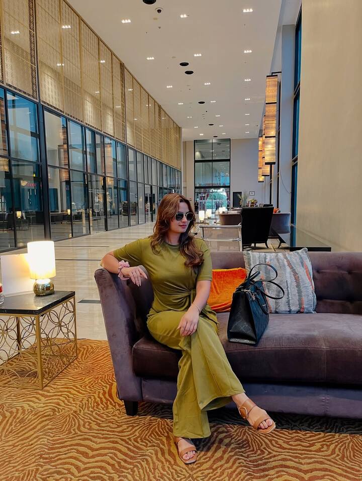 इस लुक में नीलम ने एक ऑलिव ग्रीन को-ऑर्ड सेट पहना है जिसमें हाफ स्लीव टॉप और फ्लेयर्ड पैंट्स शामिल हैं. हल्के वेवी खुले बाल, न्यूड मेकअप और डार्क सनग्लासेस उनके लुक को एक क्लासी टच दे रहे हैं. पैरों में स्ट्रैपी सैंडल और साथ रखा बड़ा ब्लैक हैंडबैग उनके आउटफिट को पूरा कर रहा है.