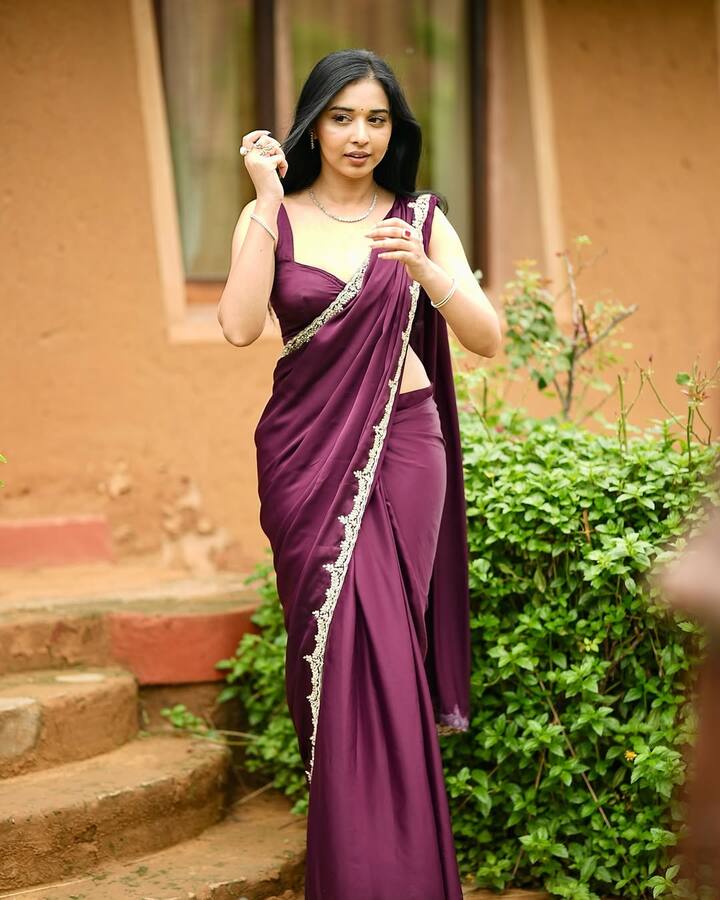 In this purple saree, Tanya is coming more blossoming, with cut-sleeves blouses and simple jewelery she showed modern-traditional balance.