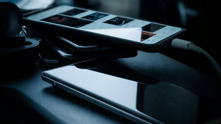 बता दें कि सामान्य परिस्थितियों में दो फोन सटाकर रखना खतरनाक नहीं है. लेकिन कुछ सावधानियां बरतना जरूरी है.