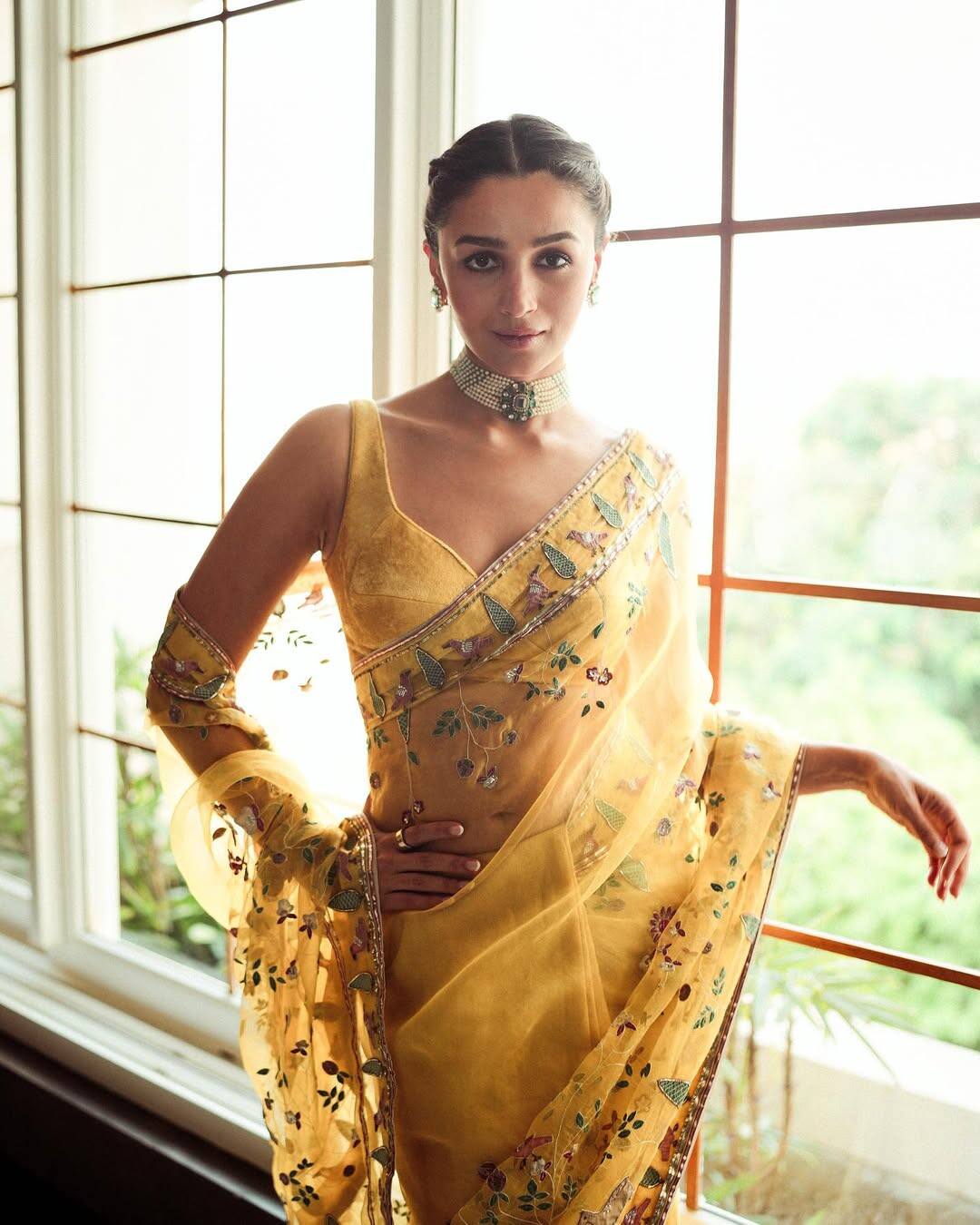 Alia's traditional look in Yellow saree is perfect inspiration for the festival season. He showed a modern-traditional balance with cut-sleeves blouses and simple jewelery.