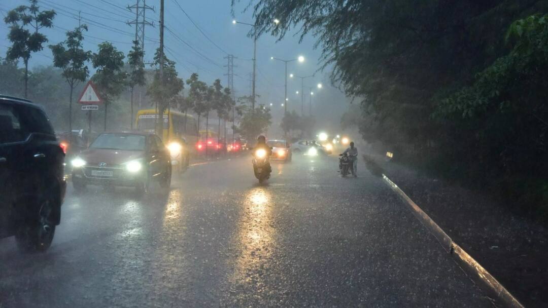 Hyderabad Rain Alert: హైదరాబాద్లోనూ ఆగకుండా దంచి కొడుతున్న వర్షం - వచ్చే 24 గంటల్లో ఈ ప్రాంతాల్లో అలజడే Information on the rainfall situation in Hyderabad in the next 24 hours Hyderabad Rain Alert: హైదరాబాద్లోనూ ఆగకుండా దంచి కొడుతున్న వర్షం - వచ్చే 24 గంటల్లో ఈ ప్రాంతాల్లో అలజడే