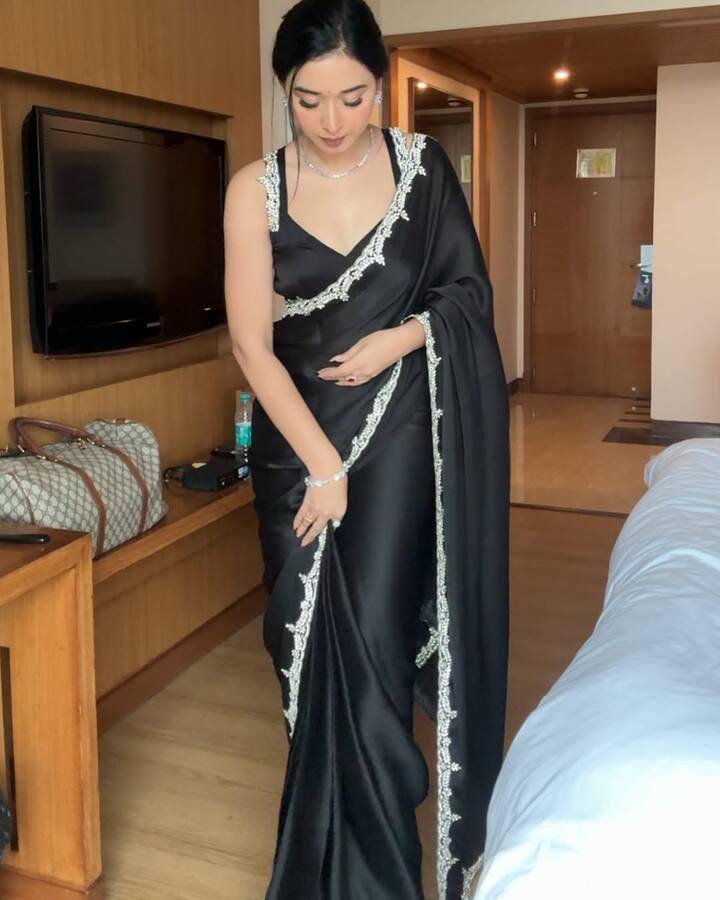 In this simple black border saree, Tanya's glow is emerging even more, she has carried it with a stylish blouse, while the nude makeup gave her look trendy and glamorous touch.