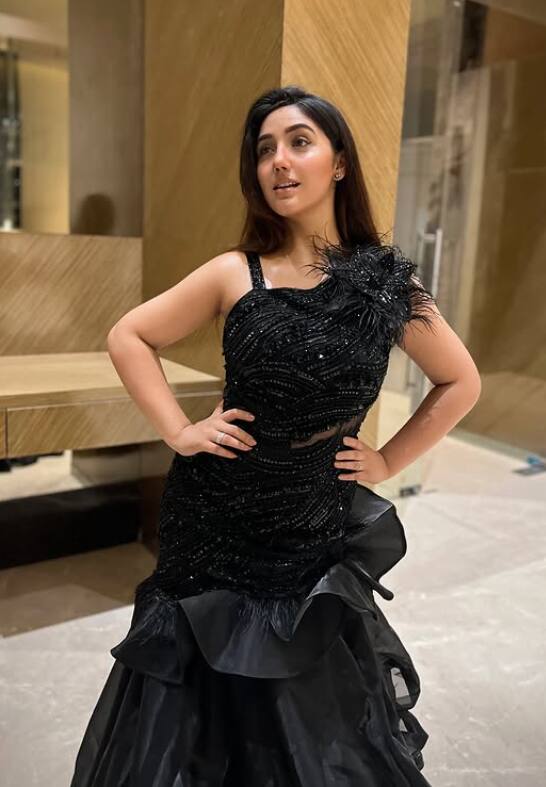 ब्लैक आउटफिट के साथ कातिलाना अदाएं दिखाकर अशनूर फैंस के दिलों को घायल कर रही हैं.