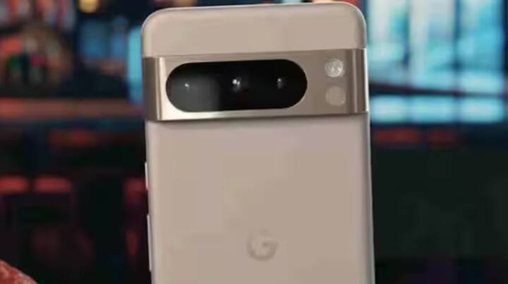 ਪ੍ਰੀਮੀਅਮ ਵਿਸ਼ੇਸ਼ਤਾਵਾਂ ਨਾਲ ਲੈਸ, Google Pixel 9 Pro ਨੂੰ ਅਜੇ ਵੀ ਇੱਕ ਸ਼ਕਤੀਸ਼ਾਲੀ ਸਮਾਰਟਫੋਨ ਮੰਨਿਆ ਜਾਂਦਾ ਹੈ। ਇਸ ਵਿੱਚ 6.3-ਇੰਚ ਦੀ ਸੁਪਰ Actua LTPO OLED ਡਿਸਪਲੇਅ ਹੈ, ਜੋ 1280 × 2856 ਪਿਕਸਲ ਰੈਜ਼ੋਲਿਊਸ਼ਨ ਅਤੇ 3000 nits ਤੱਕ ਦੀ ਪੀਕ ਬ੍ਰਾਈਟਨੈੱਸ ਨੂੰ ਸਪੋਰਟ ਕਰਦੀ ਹੈ। ਡਿਸਪਲੇਅ ਦੀ ਮਜ਼ਬੂਤੀ ਲਈ ਇਸ ਵਿੱਚ ਕਾਰਨਿੰਗ ਗੋਰਿਲਾ ਗਲਾਸ ਵਿਕਟਸ 2 ਸੁਰੱਖਿਆ ਹੈ।