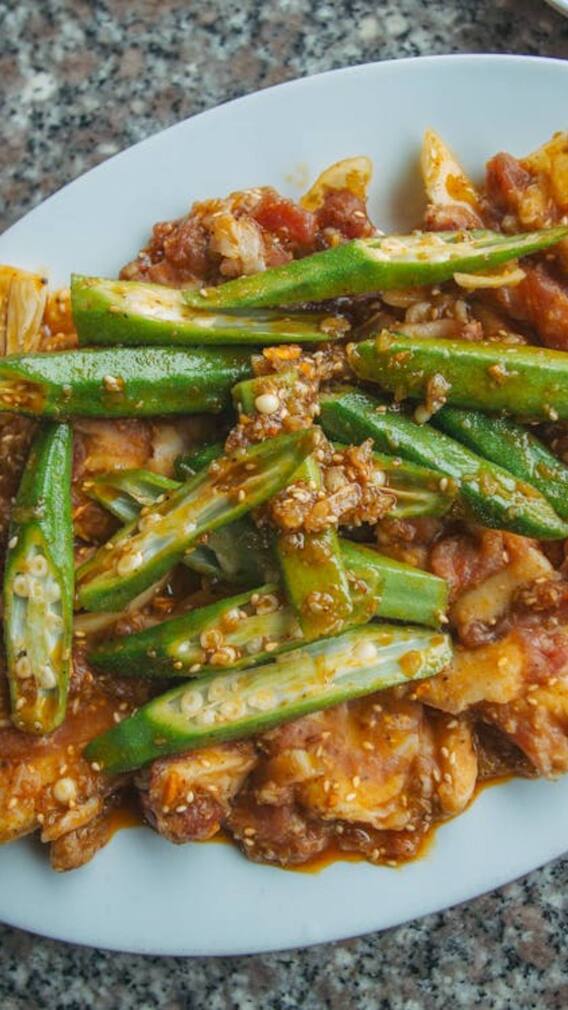 भिंडी की सब्जी में डाल दें यह सफेद चीज, लिसलिसापन हो जाएगा कम