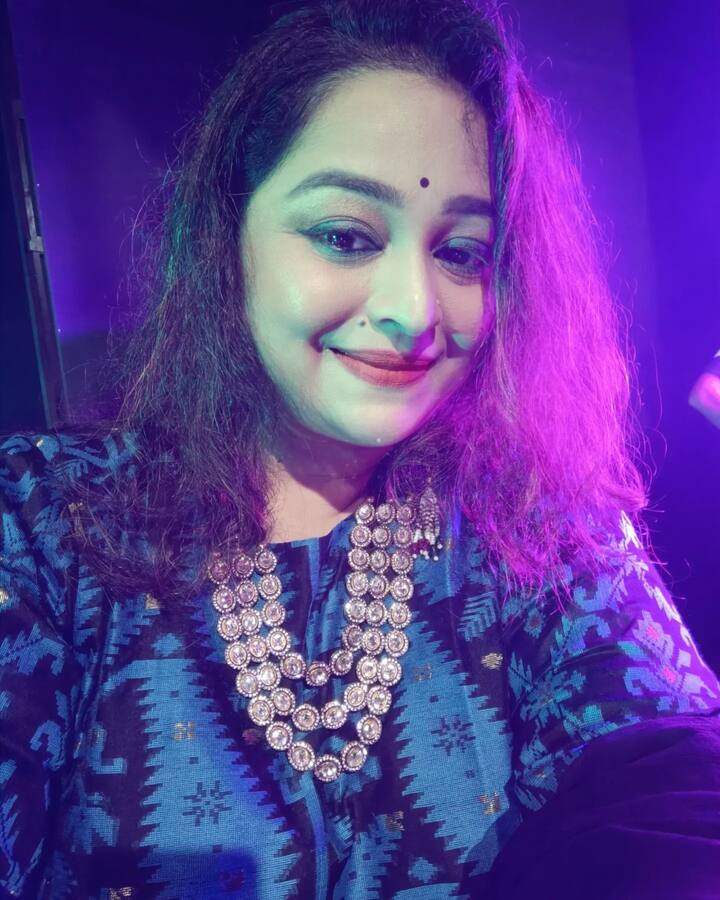 नुकतंच तिनं आरपार या ऑनलाईन युट्यूब चॅनेलला मुलाखत दिली. त्यात तिनं तारक मेहता का उल्टा चष्मा आणि बाहुबलीतील शिवगामी पात्रासाठी केलेल्या डबिंगचा अनुभव शेअर केला.