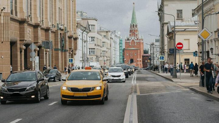 दुनिया में अबतक की सबसे महंगी कार नंबर प्लेट भी वर्ल्ड रिकॉर्ड बनाते हुए बेची गई यानी करीब 122.6 करोड़ रुपये में कार का एक नंबर प्लेट बिका है. इसका नंबर था P7