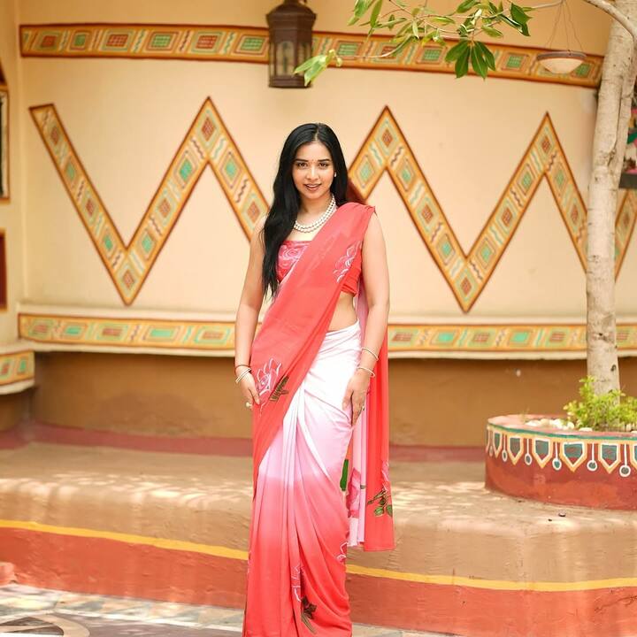 In this picture, Tanya Mittal is wearing a pink saree, in which she is looking quite beautiful, necklace and open hair made her look even more graceful.